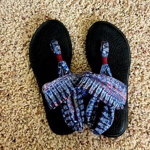 Women’s size 7  Sanuk yoga sling mat thong